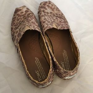 EUC Toms slip on leopard sequins women’s size 7.5